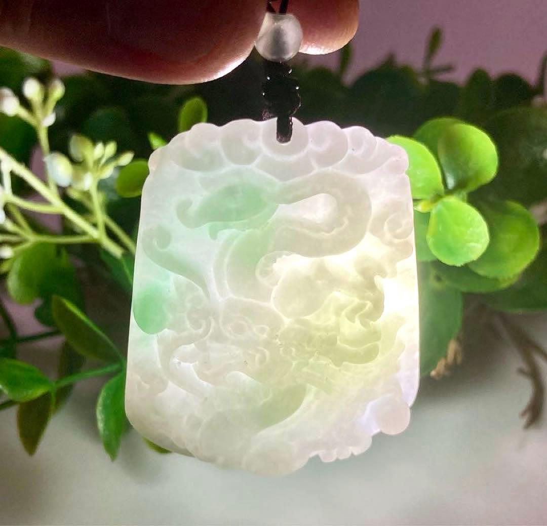 究極品質　太古から受け継がれし神の守護石　ミャンマー産　新緑翡翠の龍神ペンダント