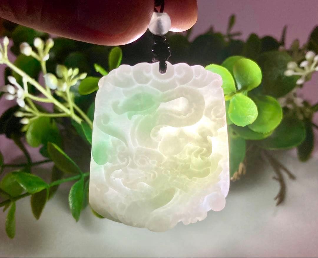 究極品質　太古から受け継がれし神の守護石　ミャンマー産　新緑翡翠の龍神ペンダント