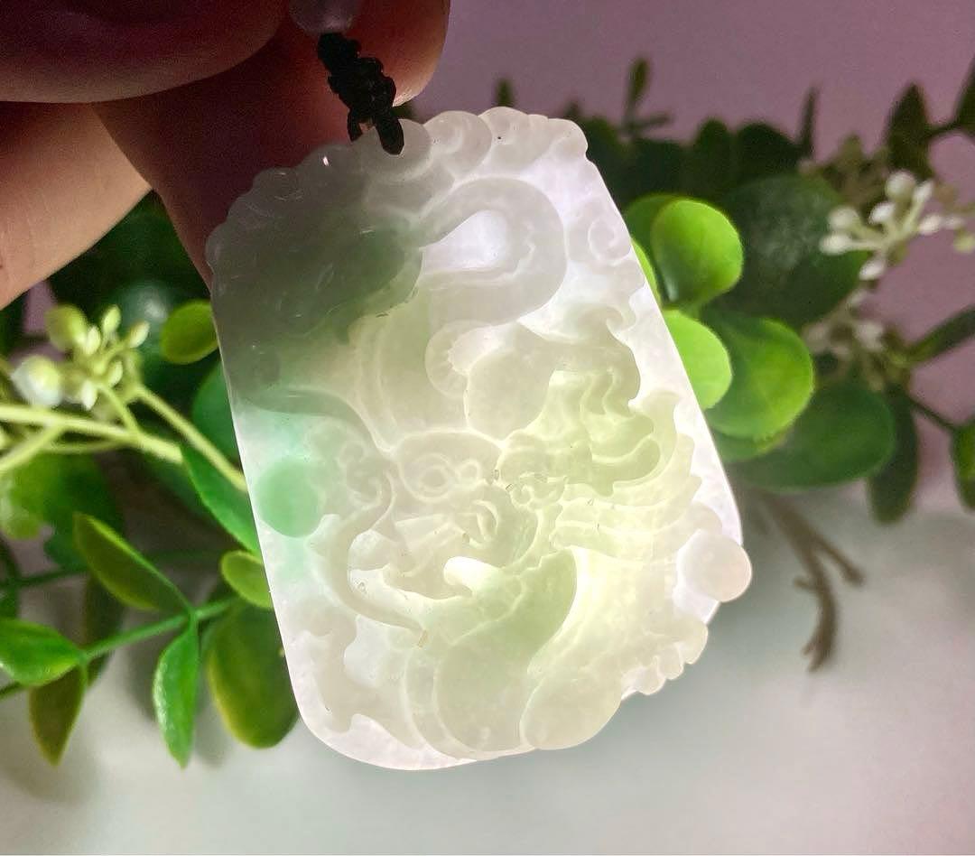 究極品質　太古から受け継がれし神の守護石　ミャンマー産　新緑翡翠の龍神ペンダント