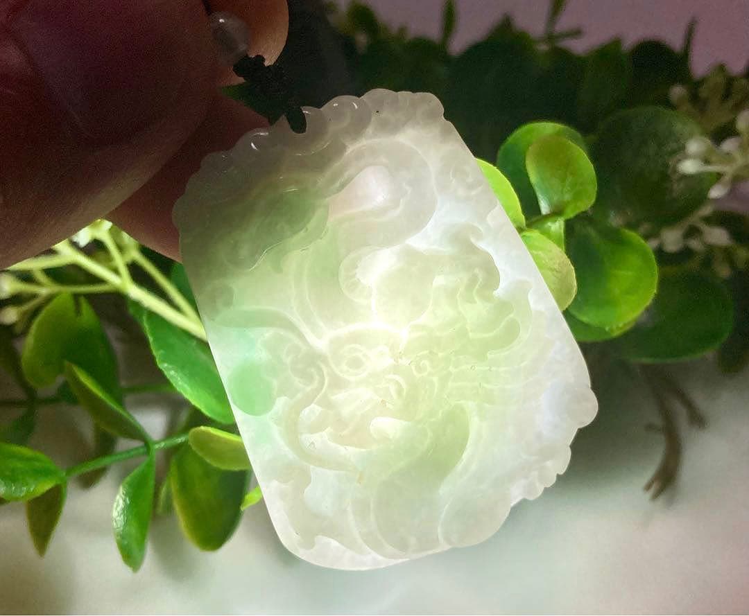 究極品質　太古から受け継がれし神の守護石　ミャンマー産　新緑翡翠の龍神ペンダント