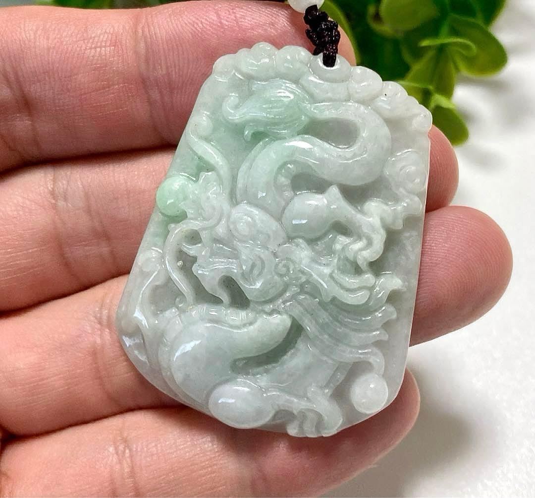 究極品質　太古から受け継がれし神の守護石　ミャンマー産　新緑翡翠の龍神ペンダント