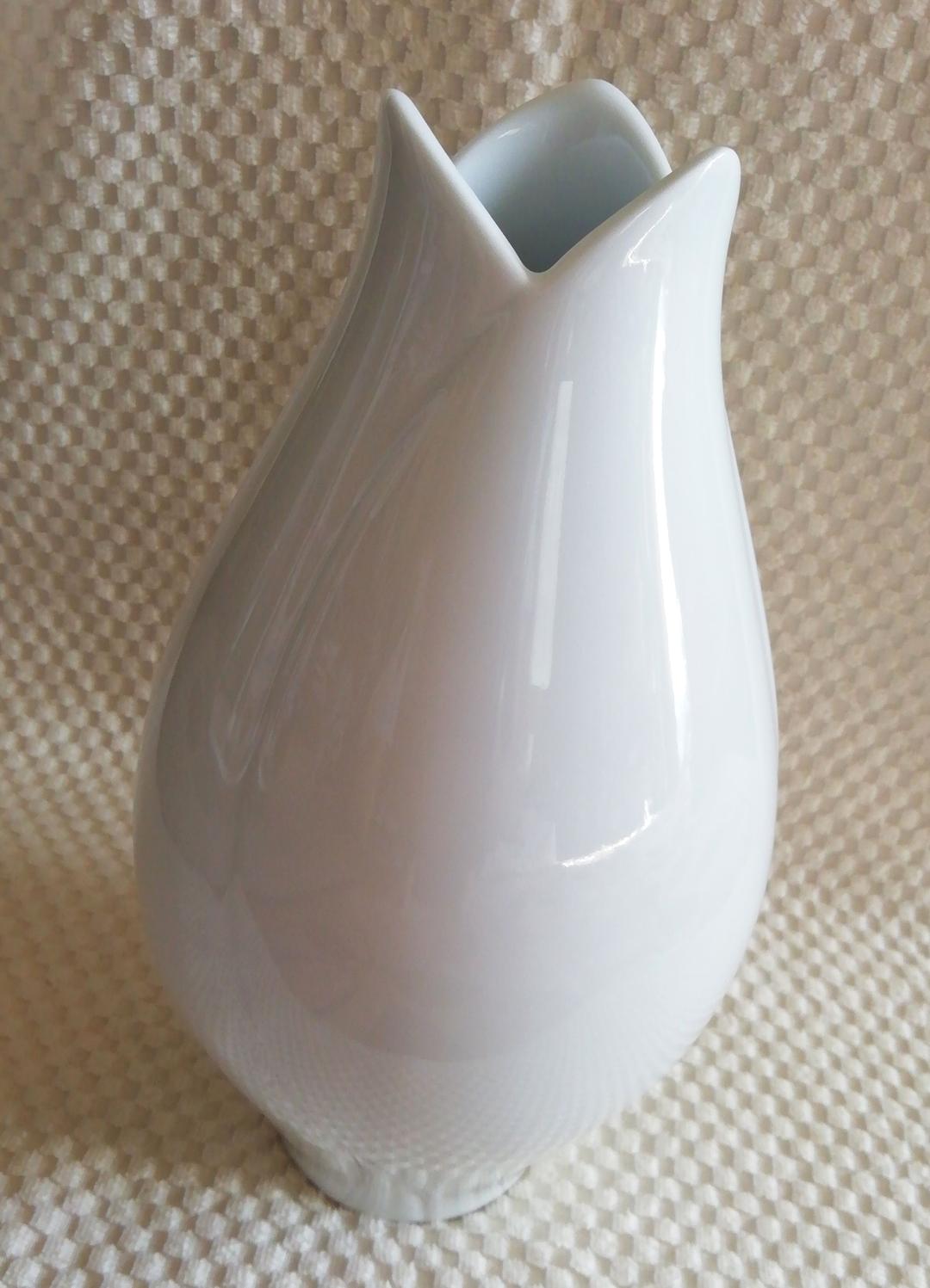 香蘭社（白磁つぼみ）花瓶