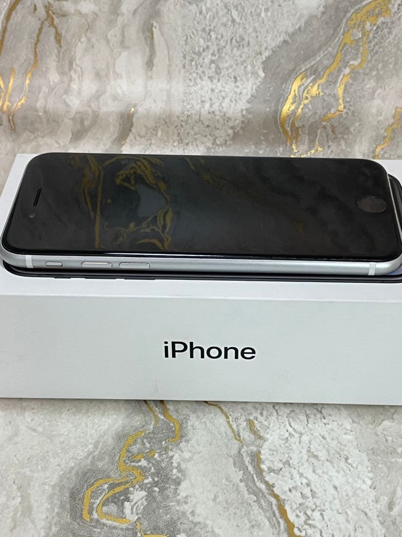 【美品】iPhoneSE2 64GB