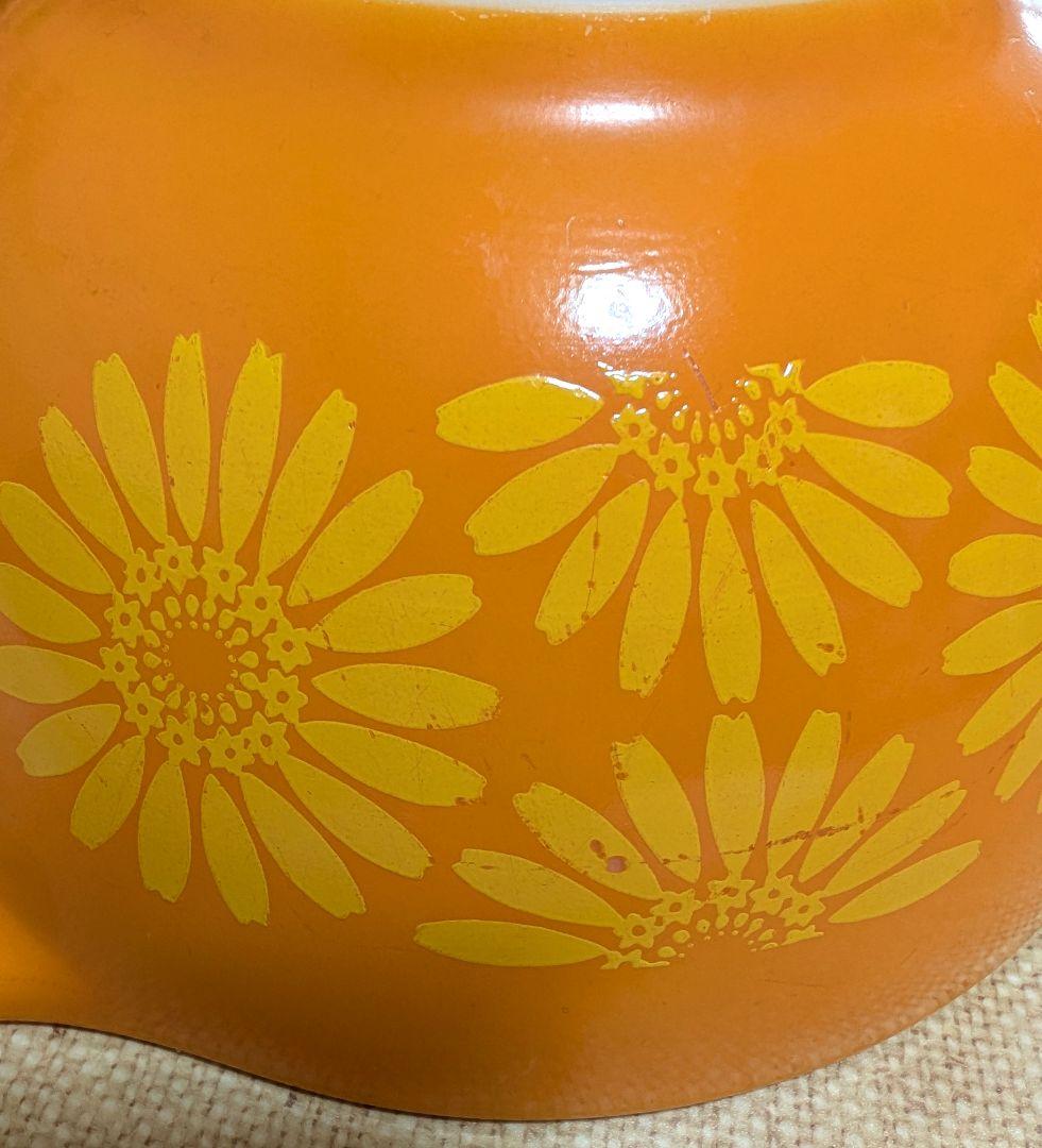 Pyrex ミキシングボウル　デイジー　３個セット。