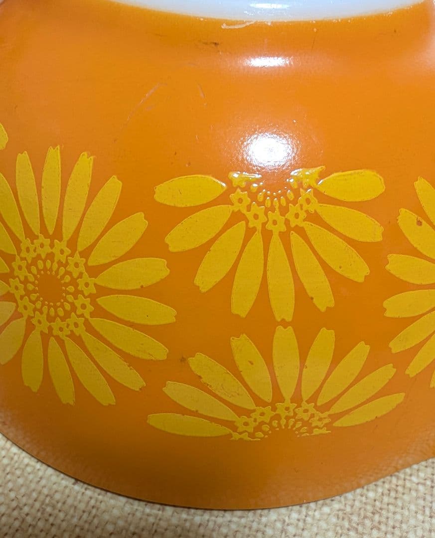 Pyrex ミキシングボウル　デイジー　３個セット。