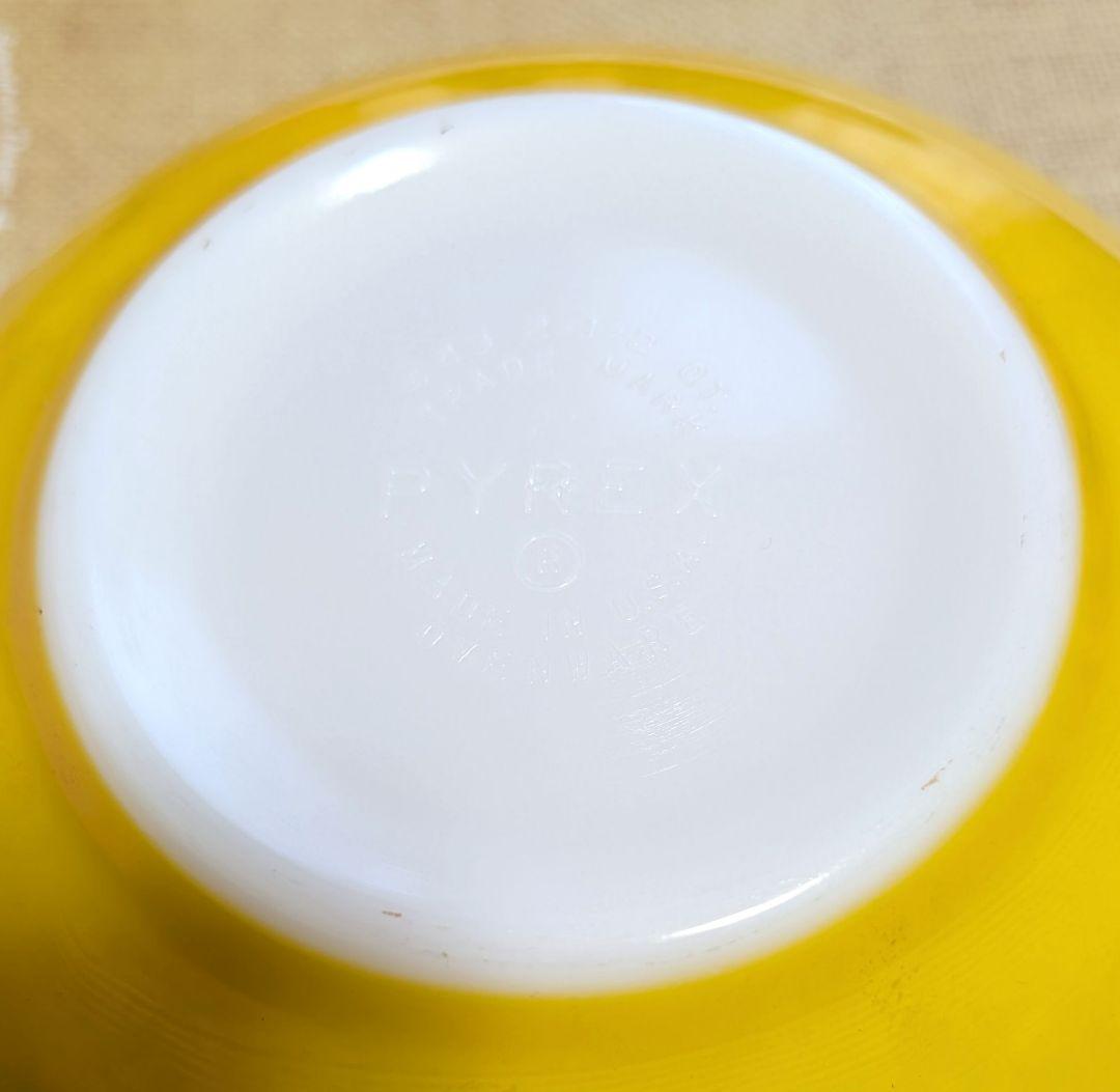 Pyrex ミキシングボウル　デイジー　３個セット。