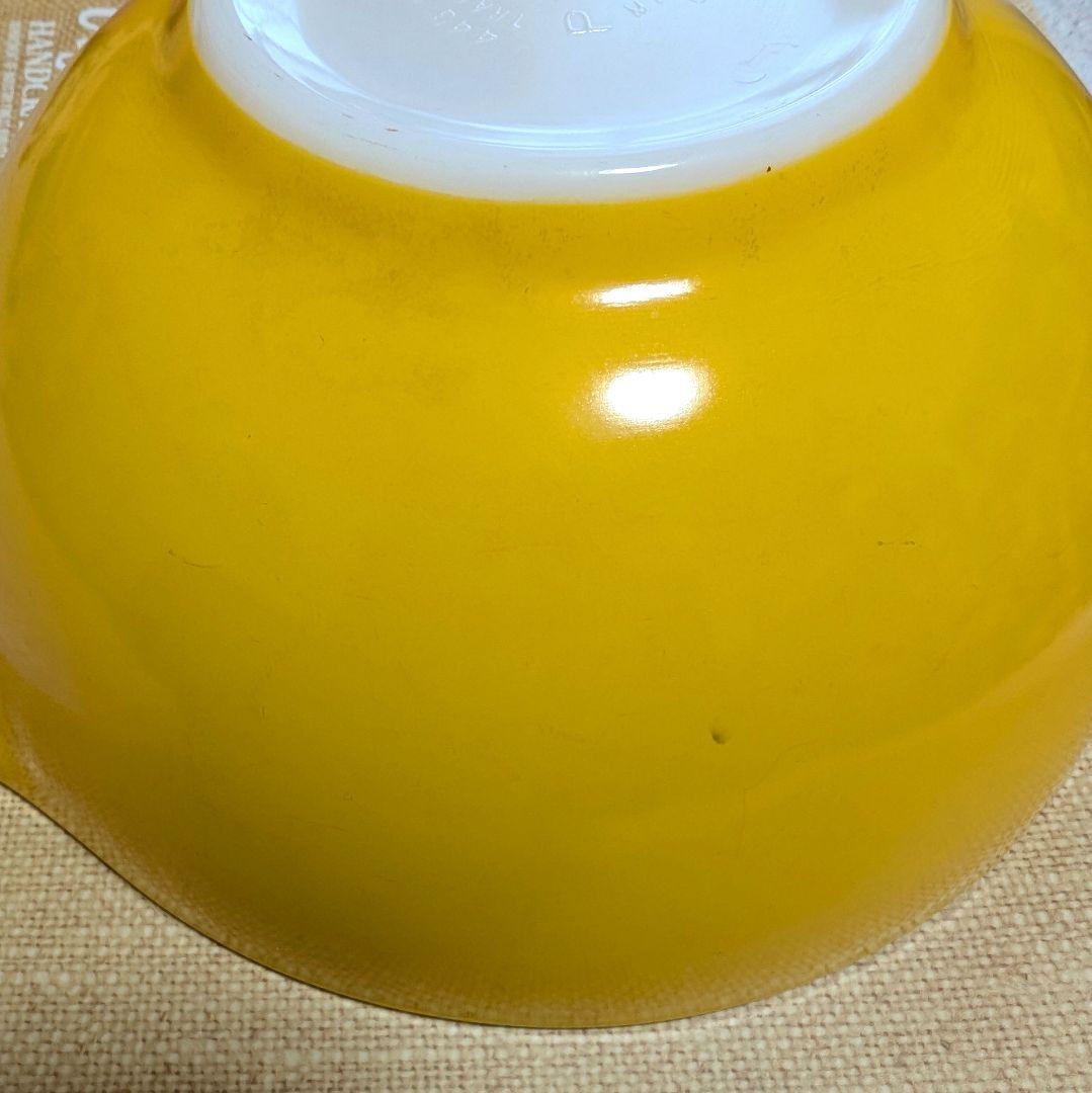 Pyrex ミキシングボウル　デイジー　３個セット。