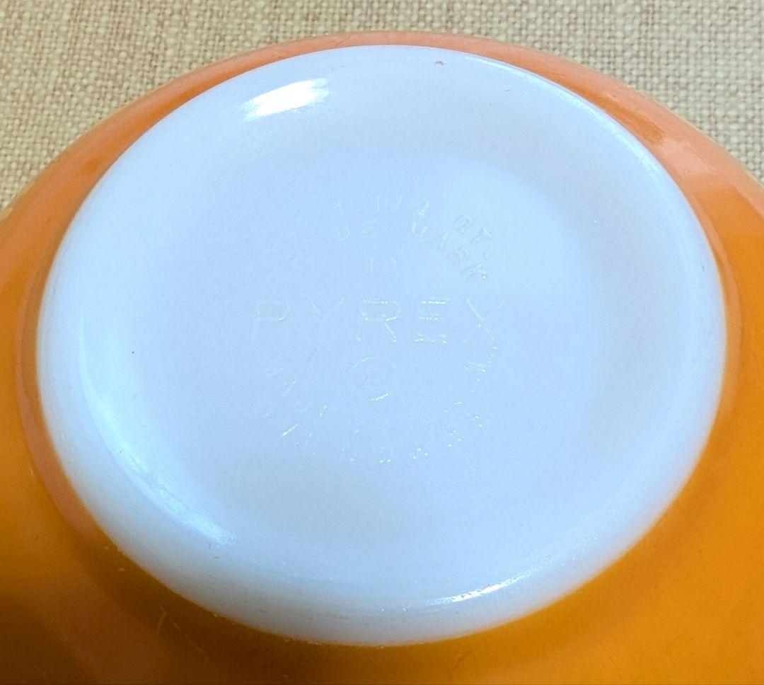 Pyrex ミキシングボウル　デイジー　３個セット。