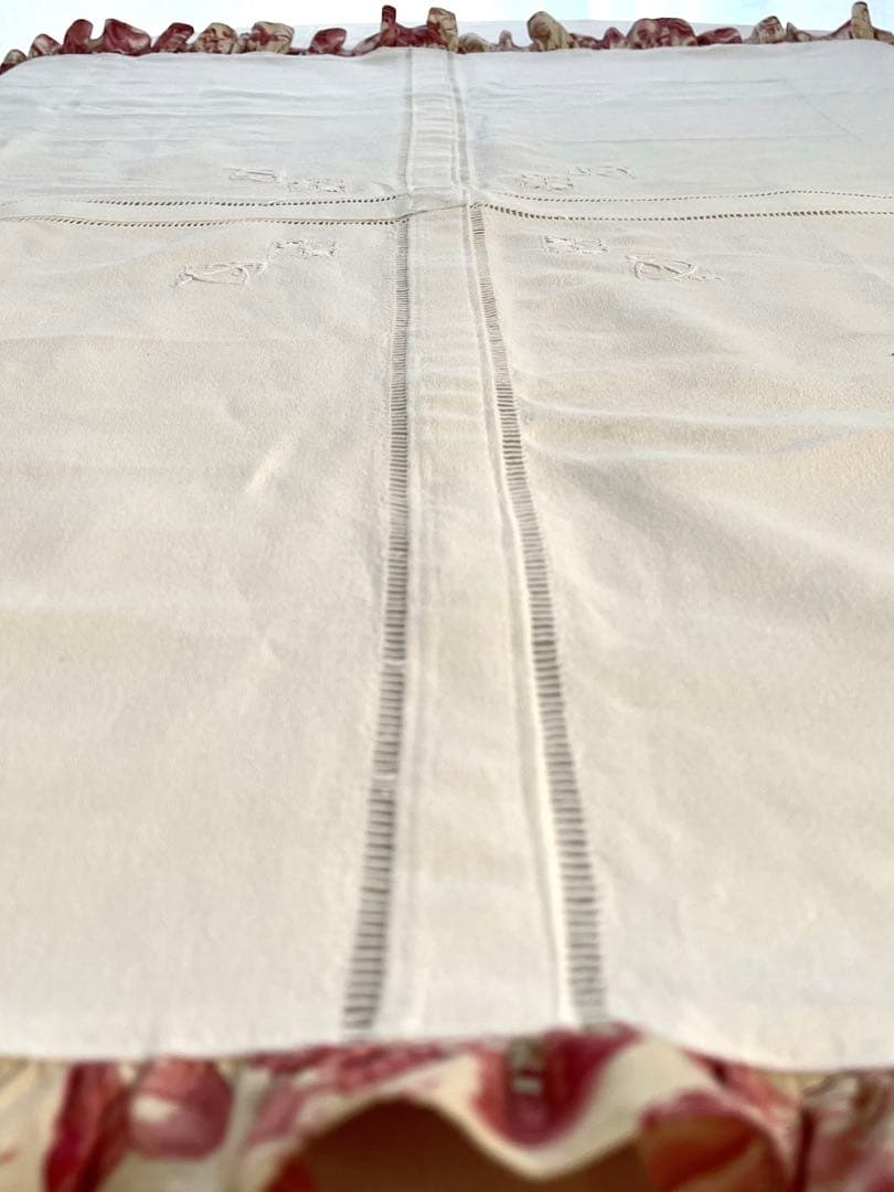 【美品】フランスアンティーク 手刺繍モノグラム テーブルクロス 赤のフリル付