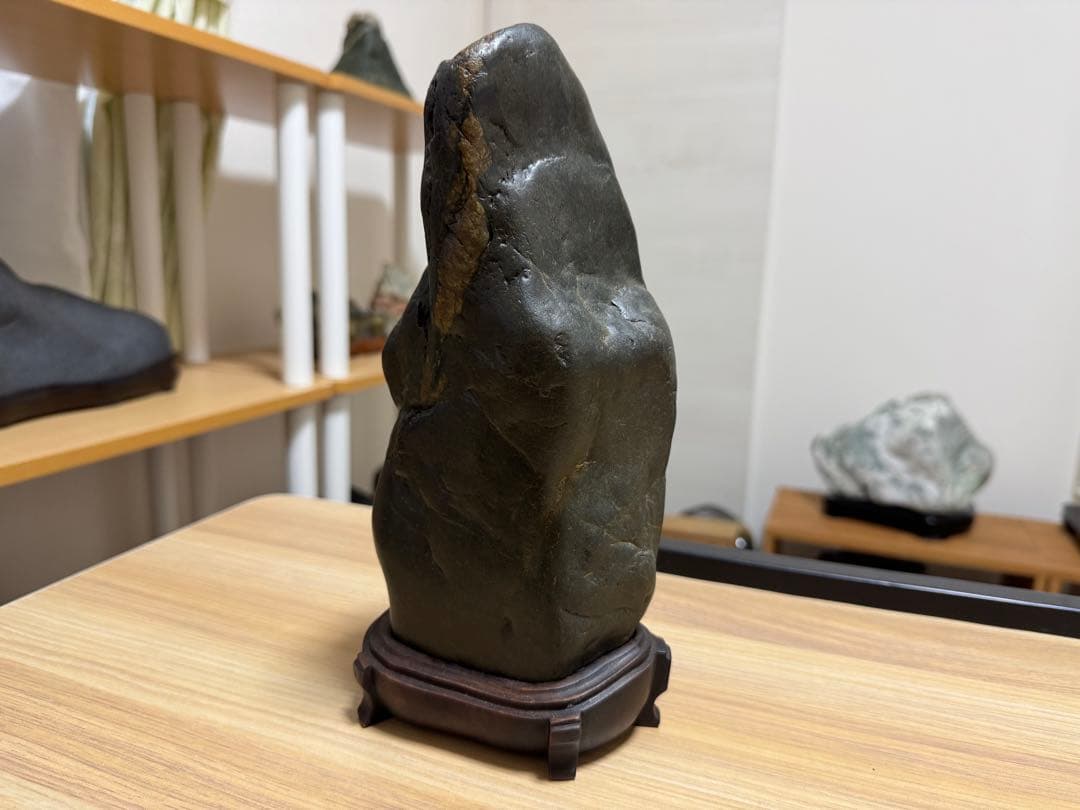 神居古潭石 真黒石 仏像 姿石 水石 抽象石 パワーストーン 黒色 自然石 水石