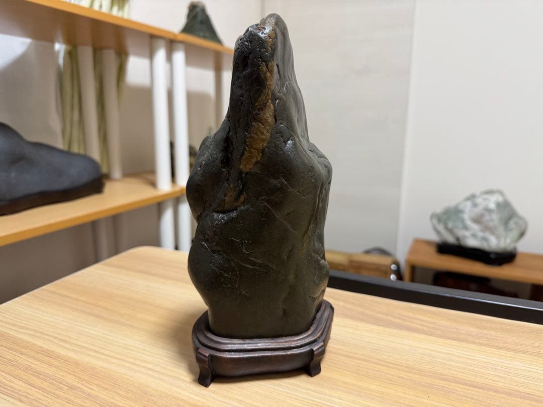 神居古潭石 真黒石 仏像 姿石 水石 抽象石 パワーストーン 黒色 自然石 水石