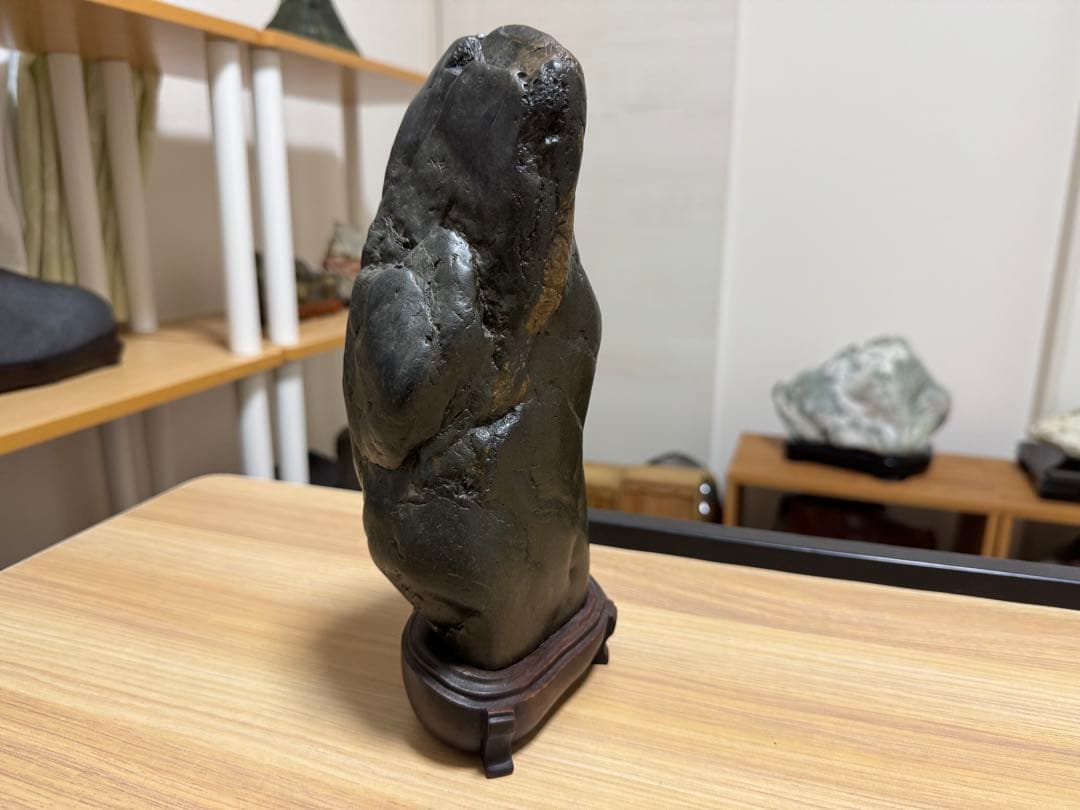 神居古潭石 真黒石 仏像 姿石 水石 抽象石 パワーストーン 黒色 自然石 水石