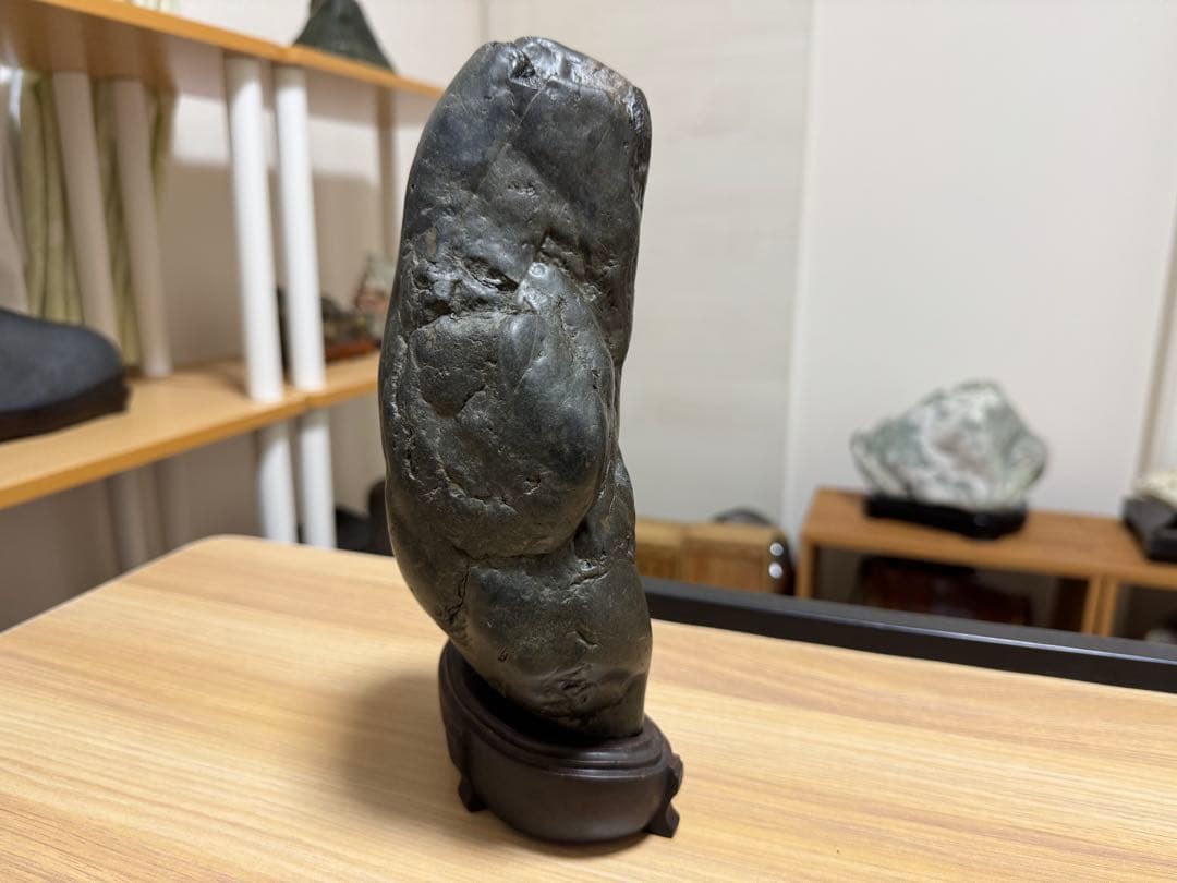 神居古潭石 真黒石 仏像 姿石 水石 抽象石 パワーストーン 黒色 自然石 水石