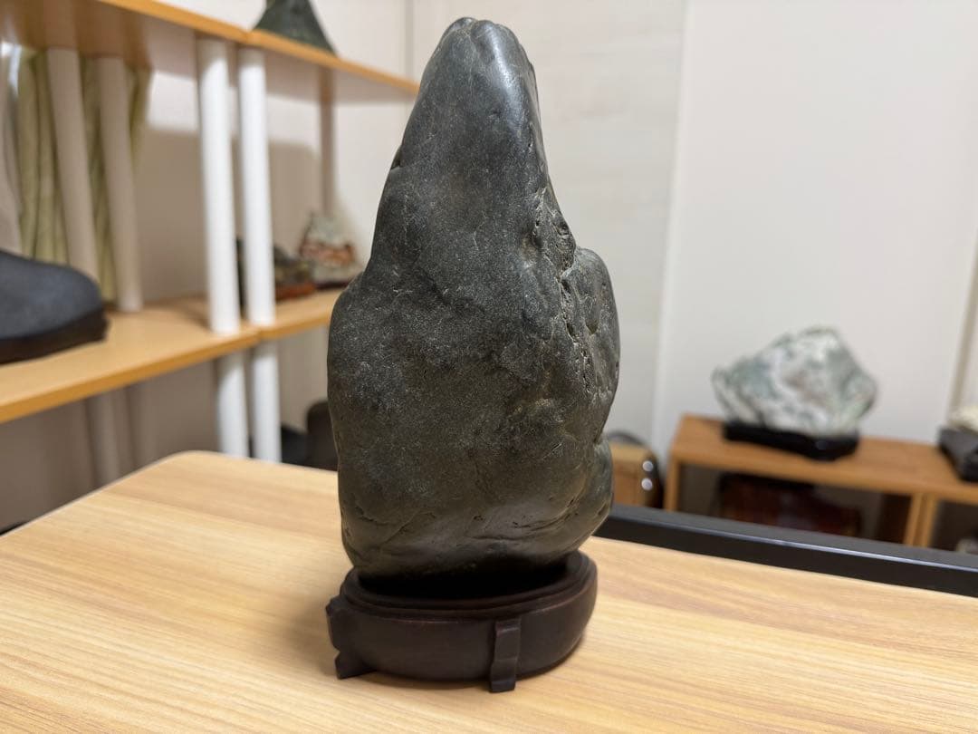 神居古潭石 真黒石 仏像 姿石 水石 抽象石 パワーストーン 黒色 自然石 水石