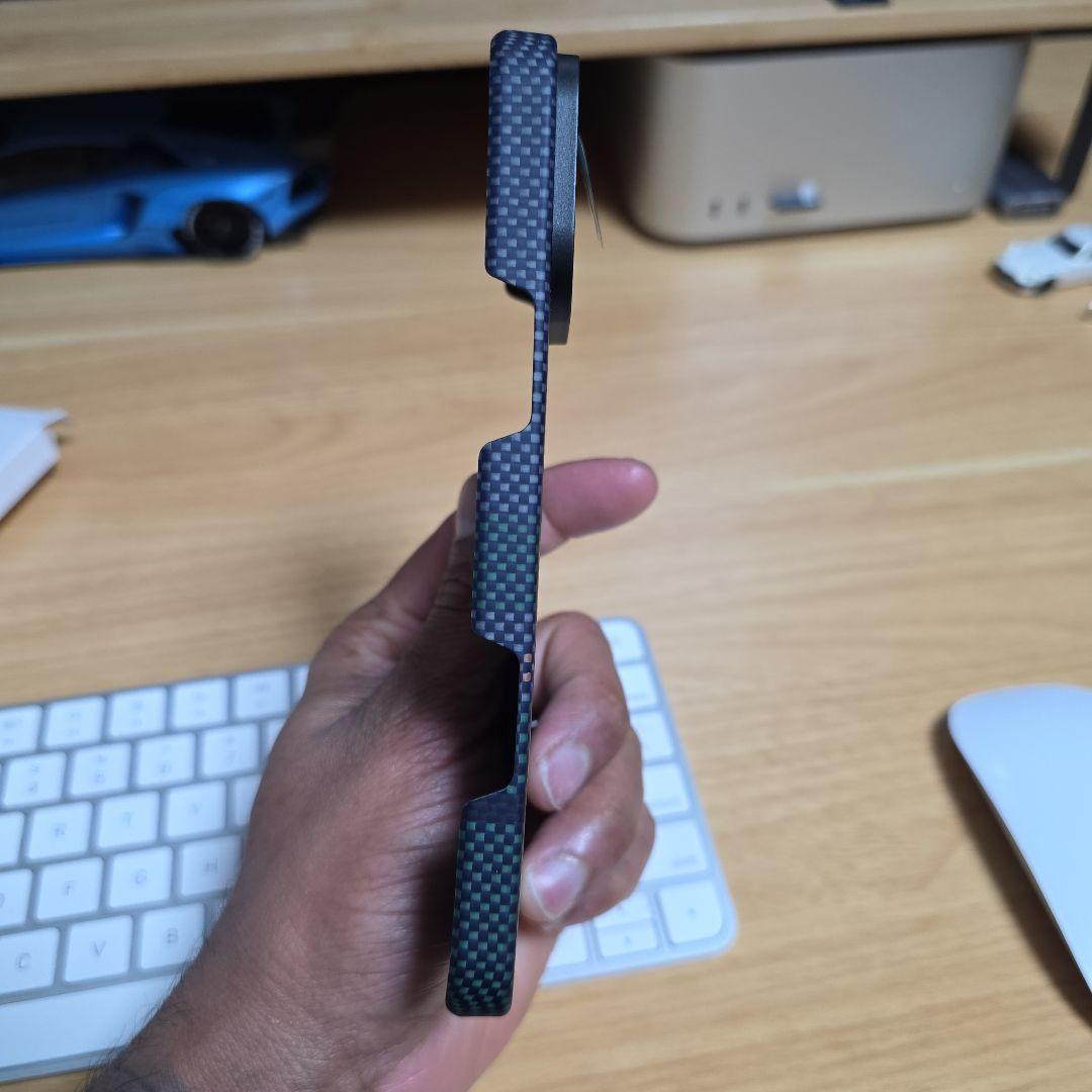 Benks iPhone用カーボンファイバーケース 16 Pro Max