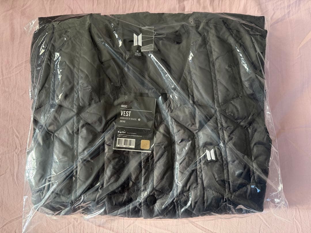 BTS ロゴ付き　ダウンベスト　未着用タグ付き