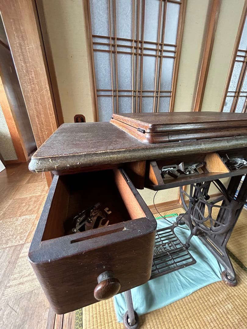 アンティークの足踏み式シンガーミシン(引き出し付きキャビネット型)