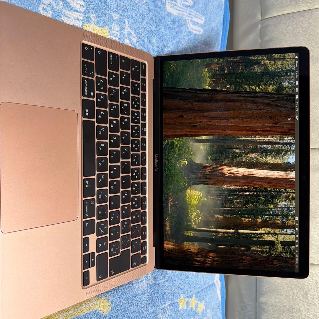 ゴールド 13インチ MacBook 本体　Ankerのハブ付き