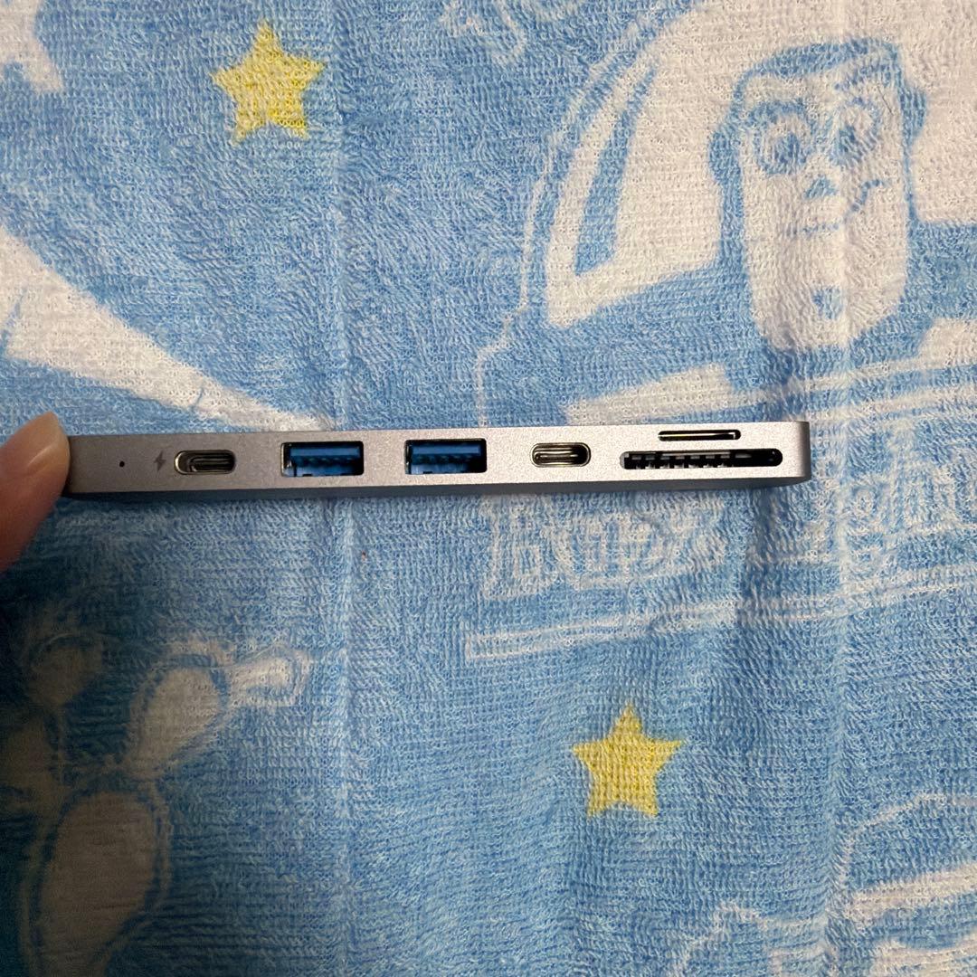 ゴールド 13インチ MacBook 本体　Ankerのハブ付き