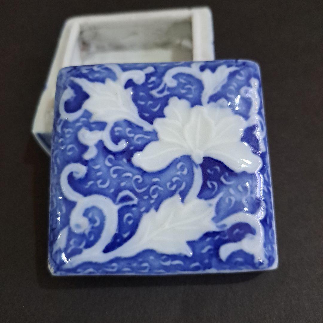 お値下げ中　江戸中　古伊万里　陽刻　白抜菊図　極上　角型香合　よろけ図染付