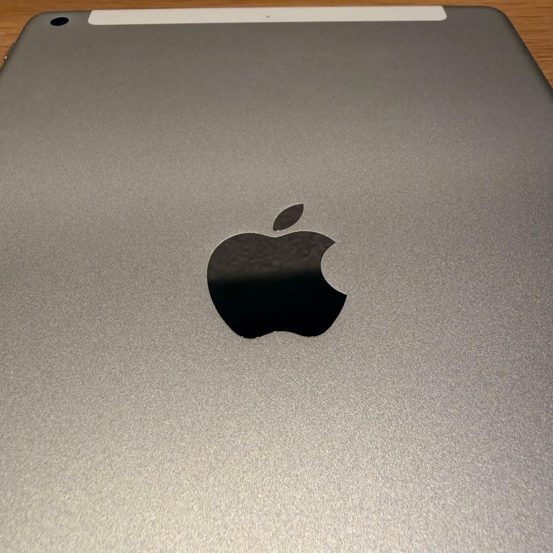 iPad 第5世代 32GB シルバー セルラーモデル 初期化済み　美品
