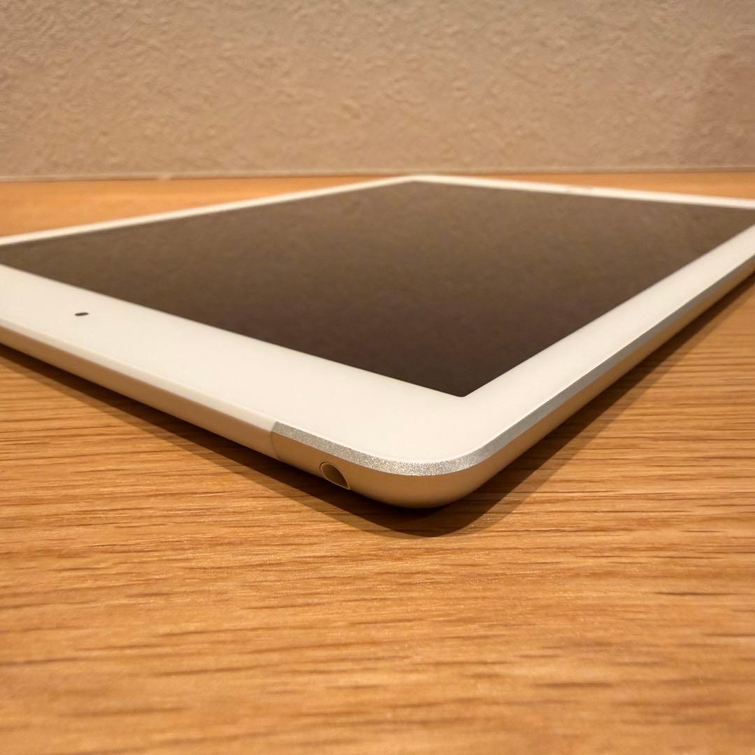 iPad 第5世代 32GB シルバー セルラーモデル 初期化済み　美品