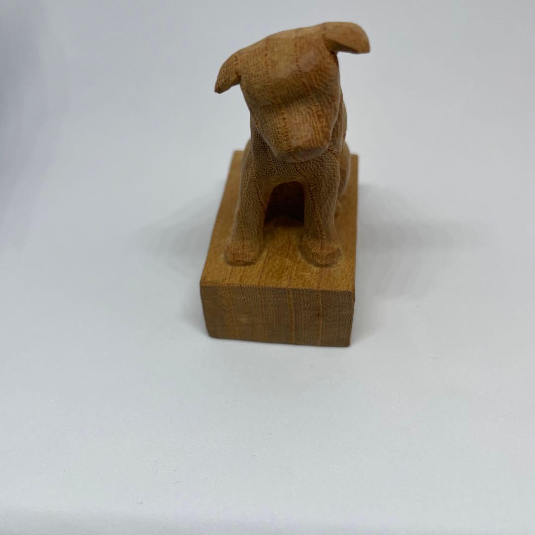 木製 犬の彫刻