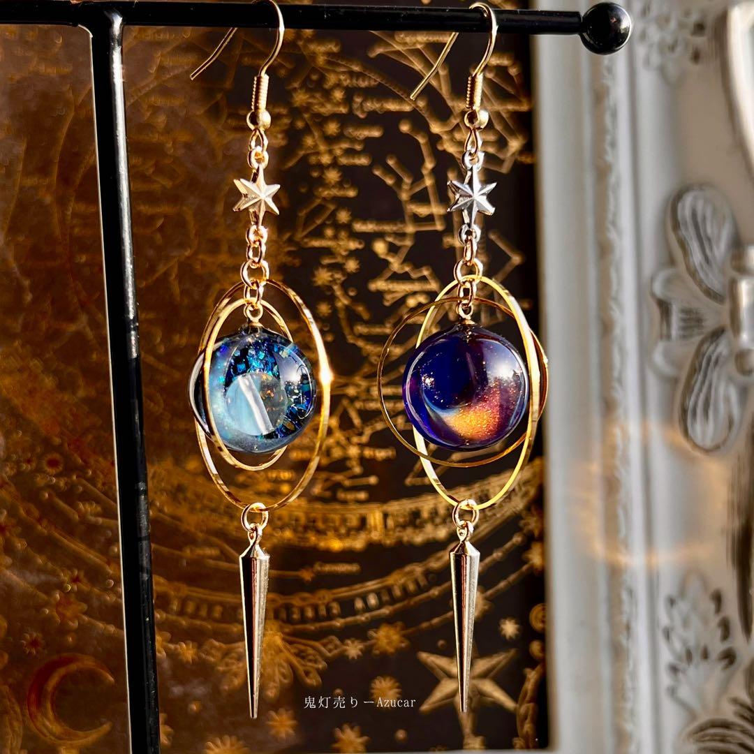 三日月が好き。天球儀ピアス　イヤリング アシンメトリー天球儀　宇宙レジン