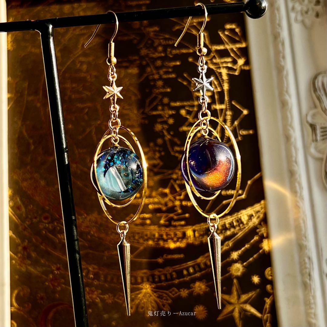 三日月が好き。天球儀ピアス　イヤリング アシンメトリー天球儀　宇宙レジン