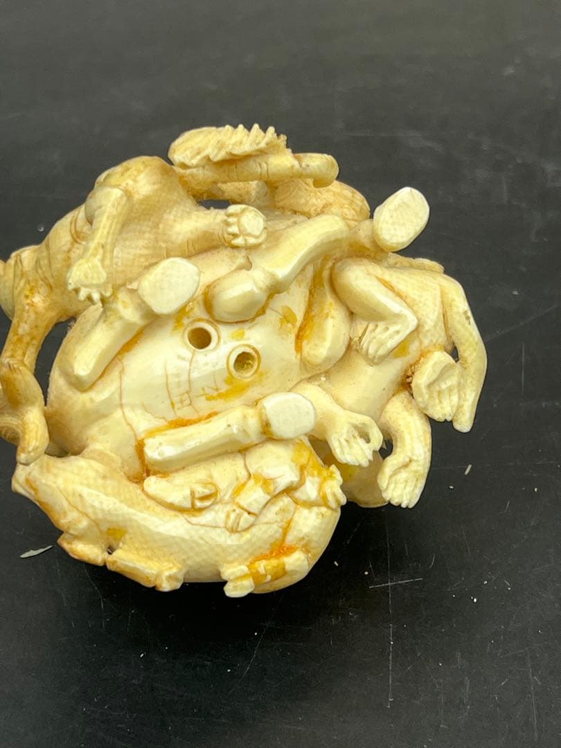 珍品　極上￼巨大根付　台付き　109g 送料込み