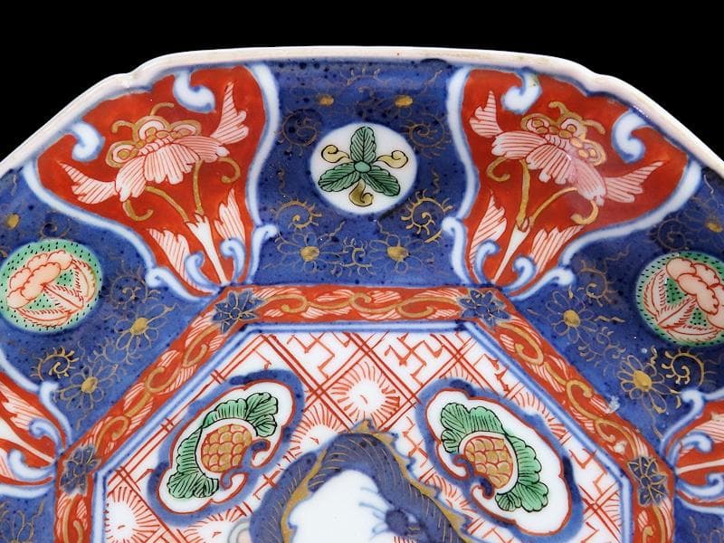 大聖寺伊万里　金襴手　菊花四方襷紋に団龍紋の図　７寸皿　607AS-DAg