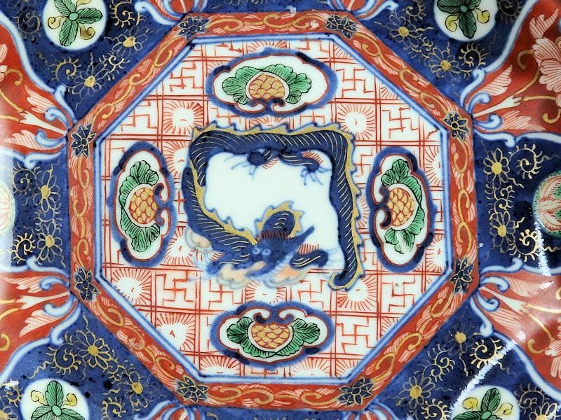 大聖寺伊万里　金襴手　菊花四方襷紋に団龍紋の図　７寸皿　607AS-DAg