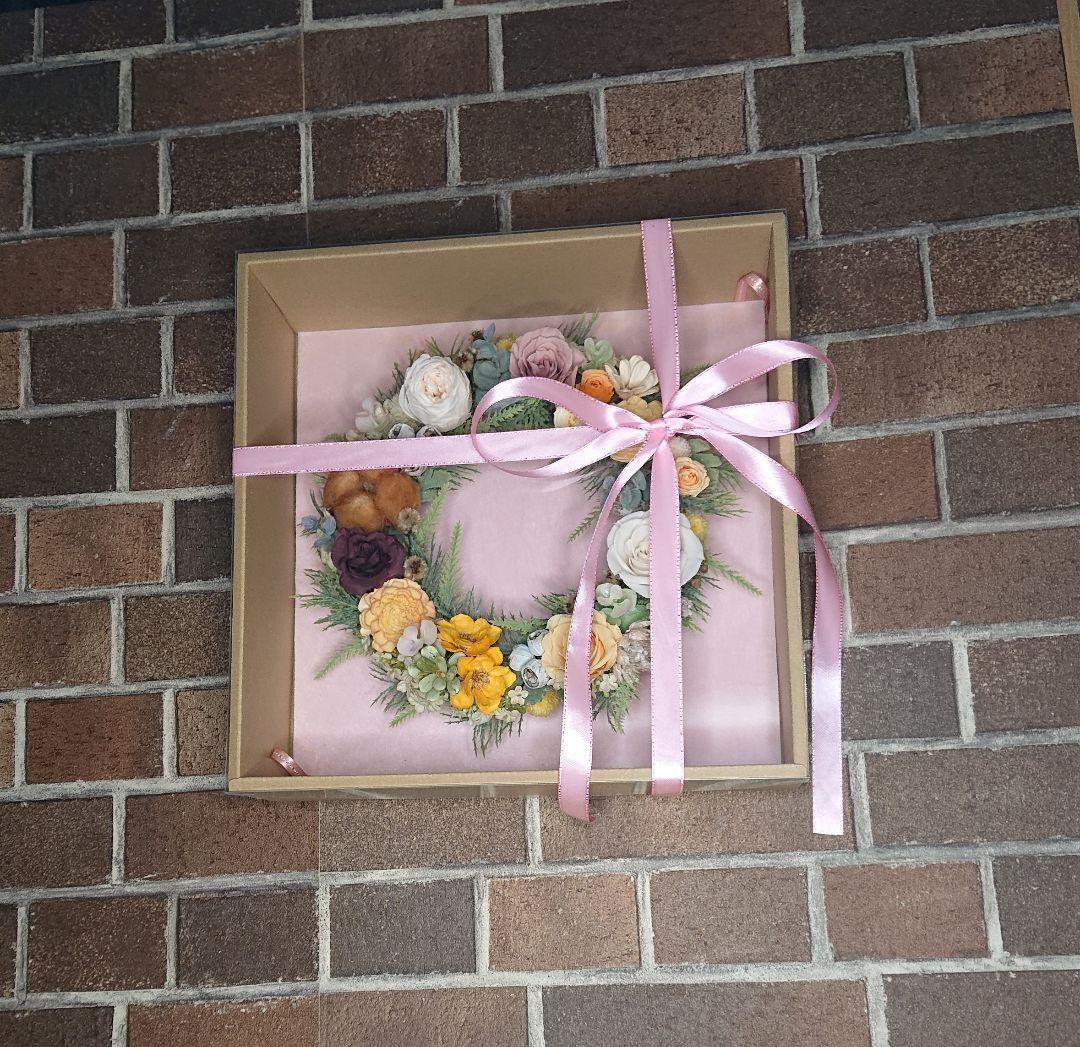 ホワイトとクリーム色のプリザーブドフラワー リース