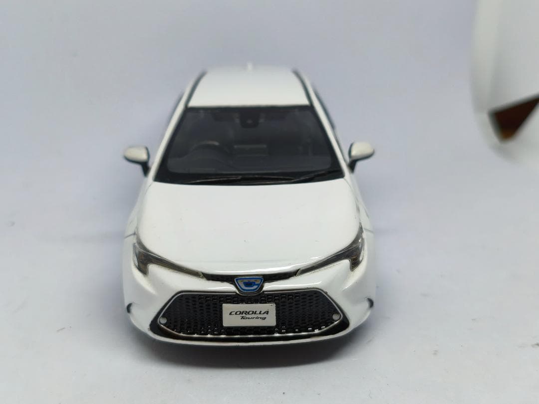 トヨタ　カローラツーリング　カラーサンプル　1/30　ミニカー　白　ホワイト