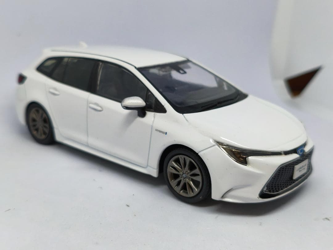 トヨタ　カローラツーリング　カラーサンプル　1/30　ミニカー　白　ホワイト