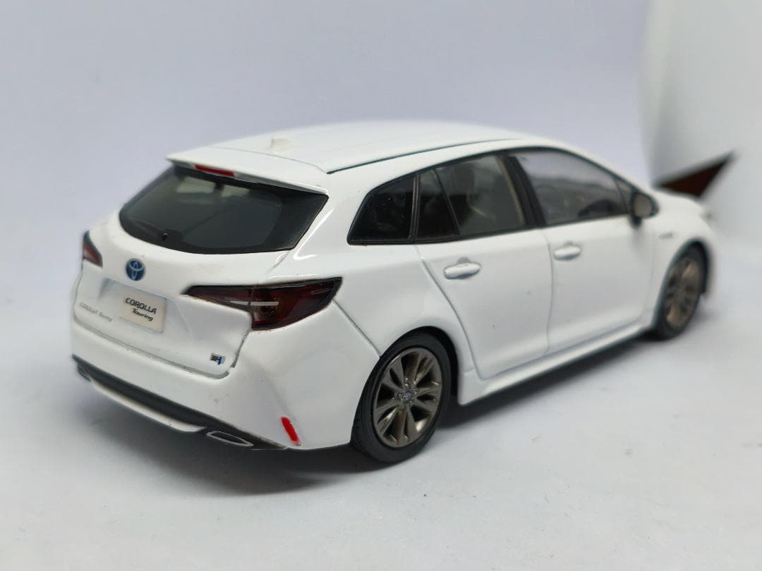 トヨタ　カローラツーリング　カラーサンプル　1/30　ミニカー　白　ホワイト