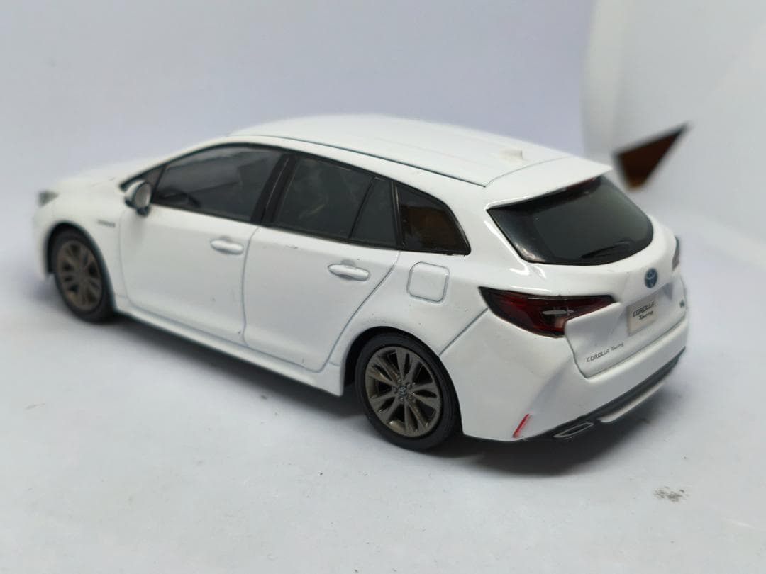 トヨタ　カローラツーリング　カラーサンプル　1/30　ミニカー　白　ホワイト