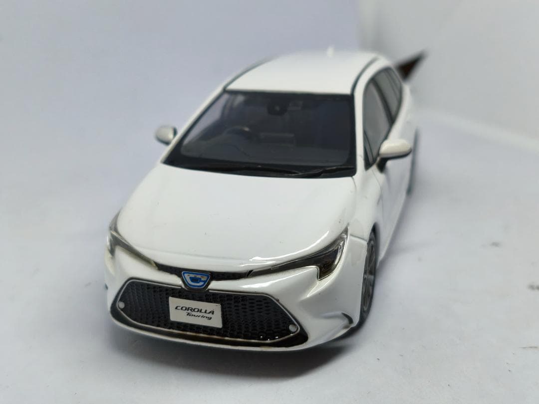トヨタ　カローラツーリング　カラーサンプル　1/30　ミニカー　白　ホワイト