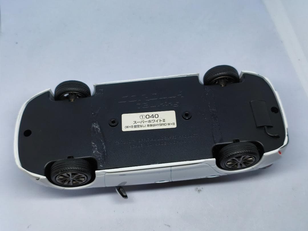 トヨタ　カローラツーリング　カラーサンプル　1/30　ミニカー　白　ホワイト