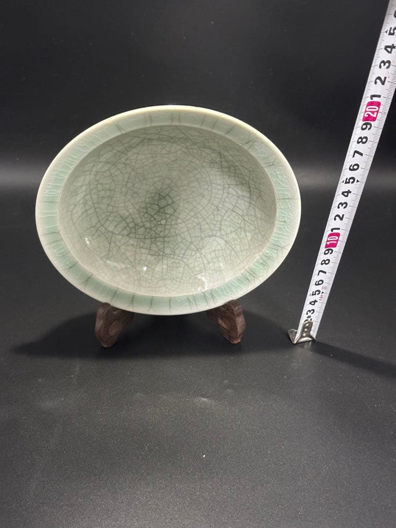 中国　宋元時代 淡い緑色のひび割れ模様の陶器皿