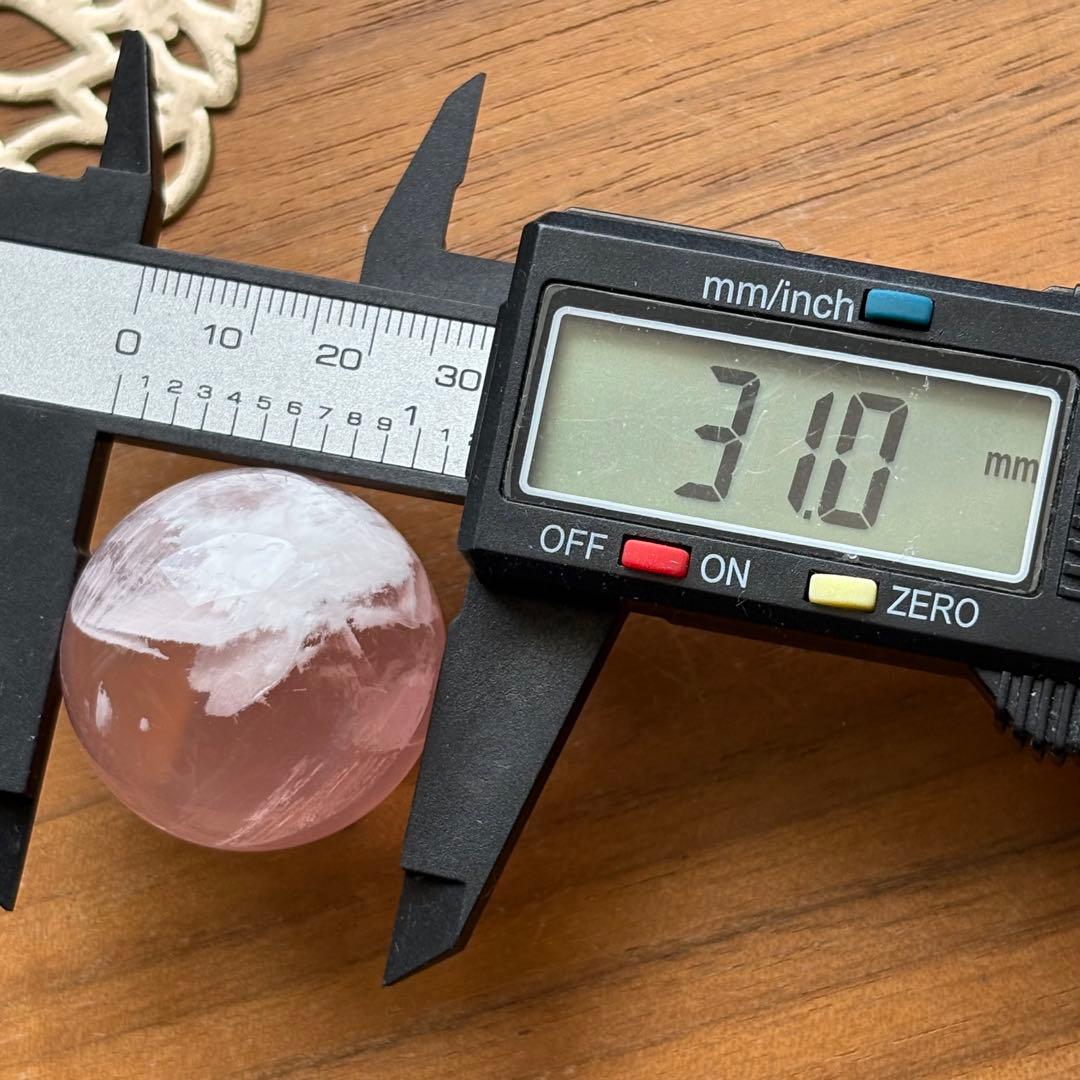 天然石 セリサイトインスターローズクォーツ スフィア直径31.0ミリ