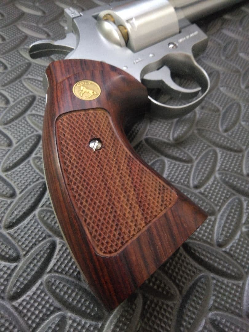 東京マルイ　コルトパイソン6in　ガスリボルバー木製ハンドル及び、リローダー付き
