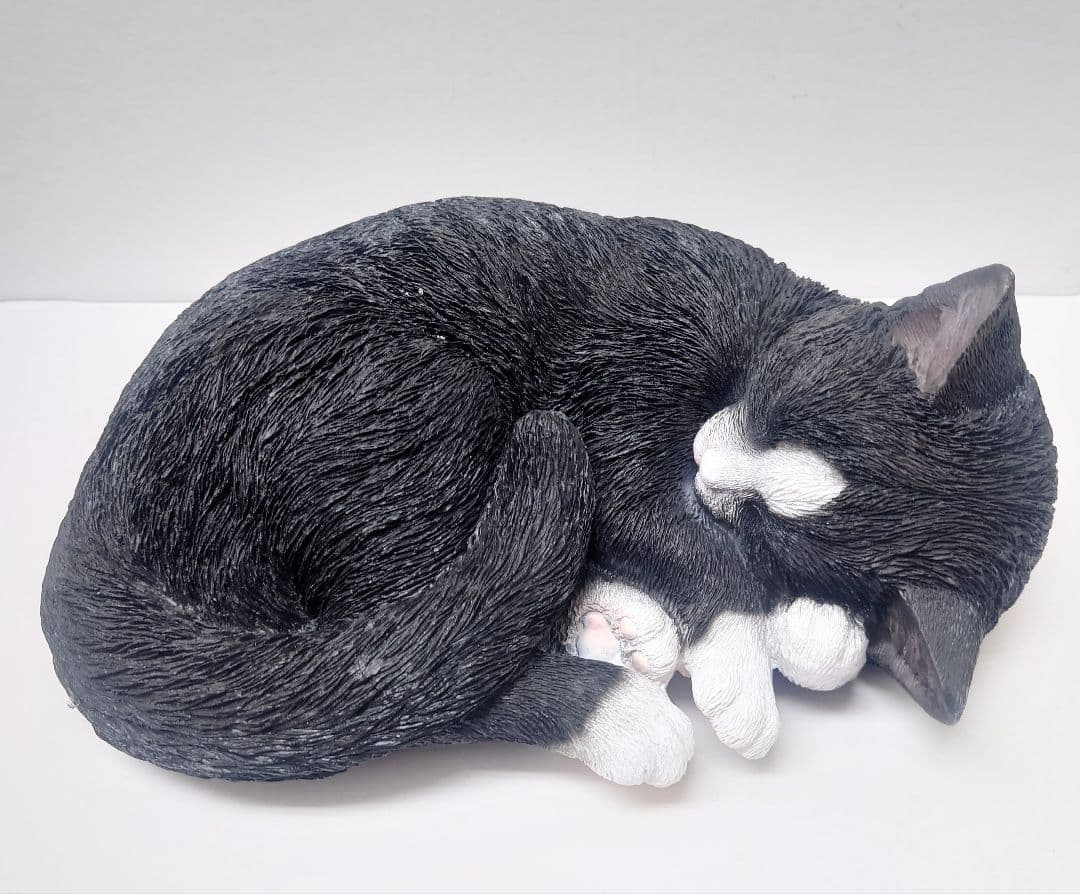 猫柄　猫雑貨　猫グッズ　眠り猫　ハチワレ　オブジェ エクステリア 置物　ネコ