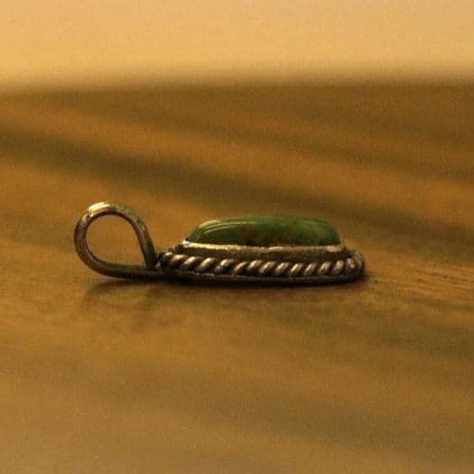 ネバダ産ターコイズペンダント　ハンドメイド　インディアンジュエリー風