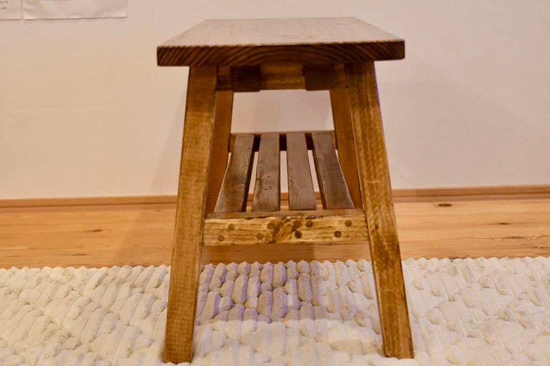 ハンドメイド木製スツール　ベンチ　下部棚付き　下駄箱にも！