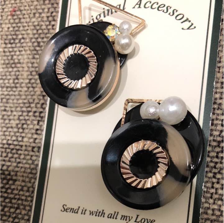 ハンドメイド*マーブルブラックボタン クリップ イヤーカフ