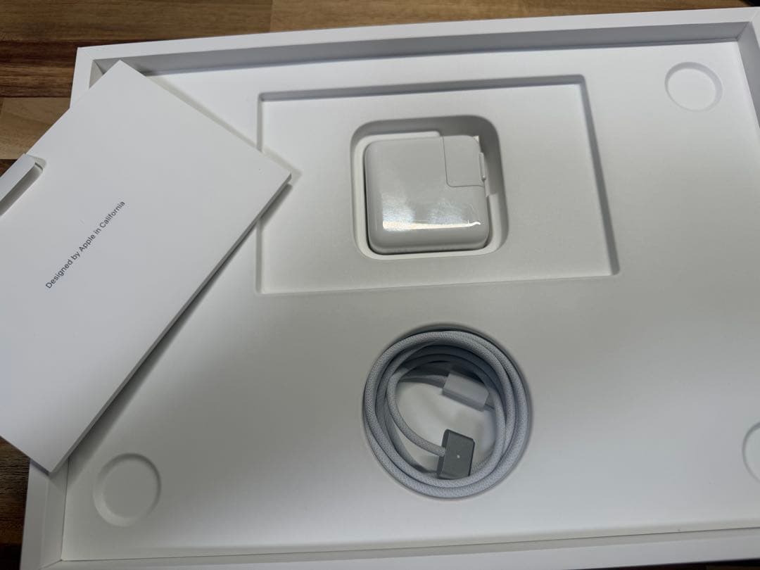 Apple MacBook Air 13.6インチ M4 MW0W3J/A