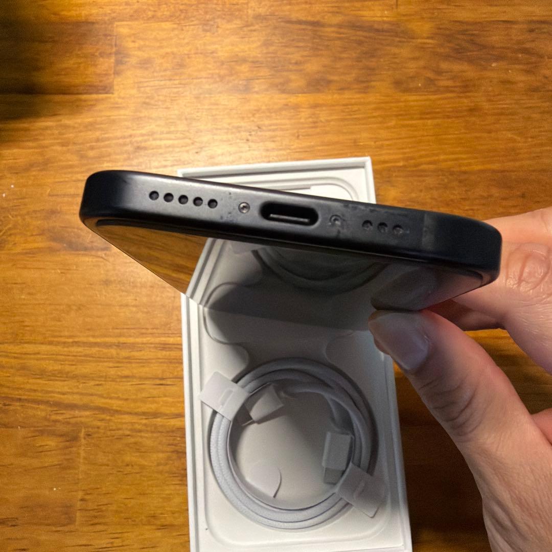 Apple iPhone 15 ブラック　美品