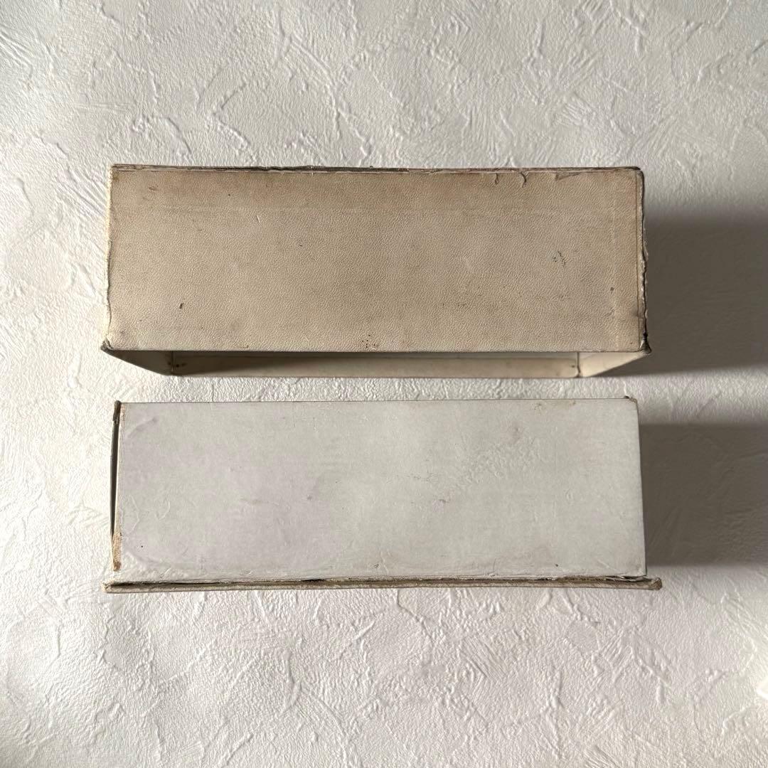 ［3月8日まで出品］フランス　アンティーク　パピエ　紙箱　エンボス