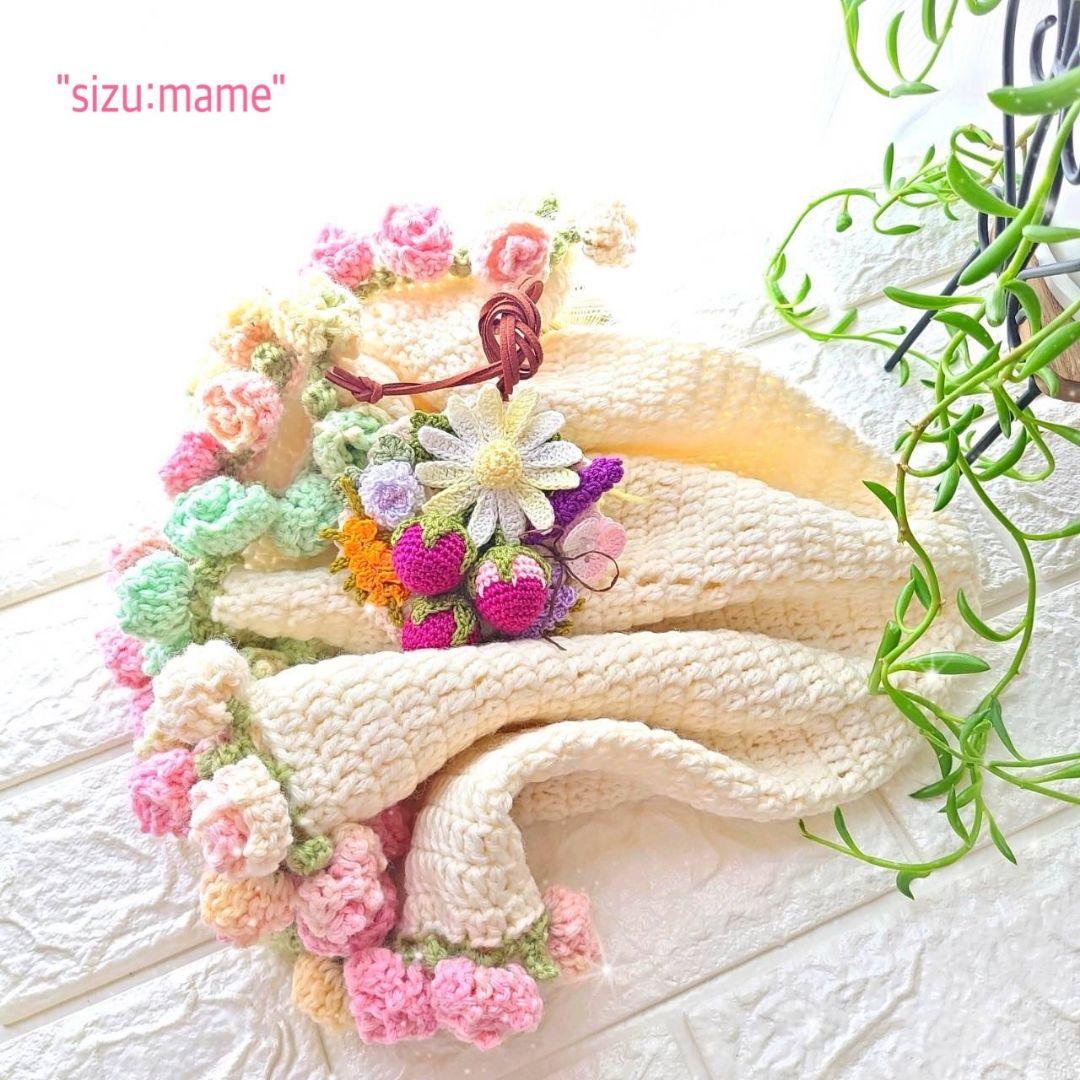 プックリ苺&お花のチャーム＊丸型＊ミニ薔薇の膝掛け